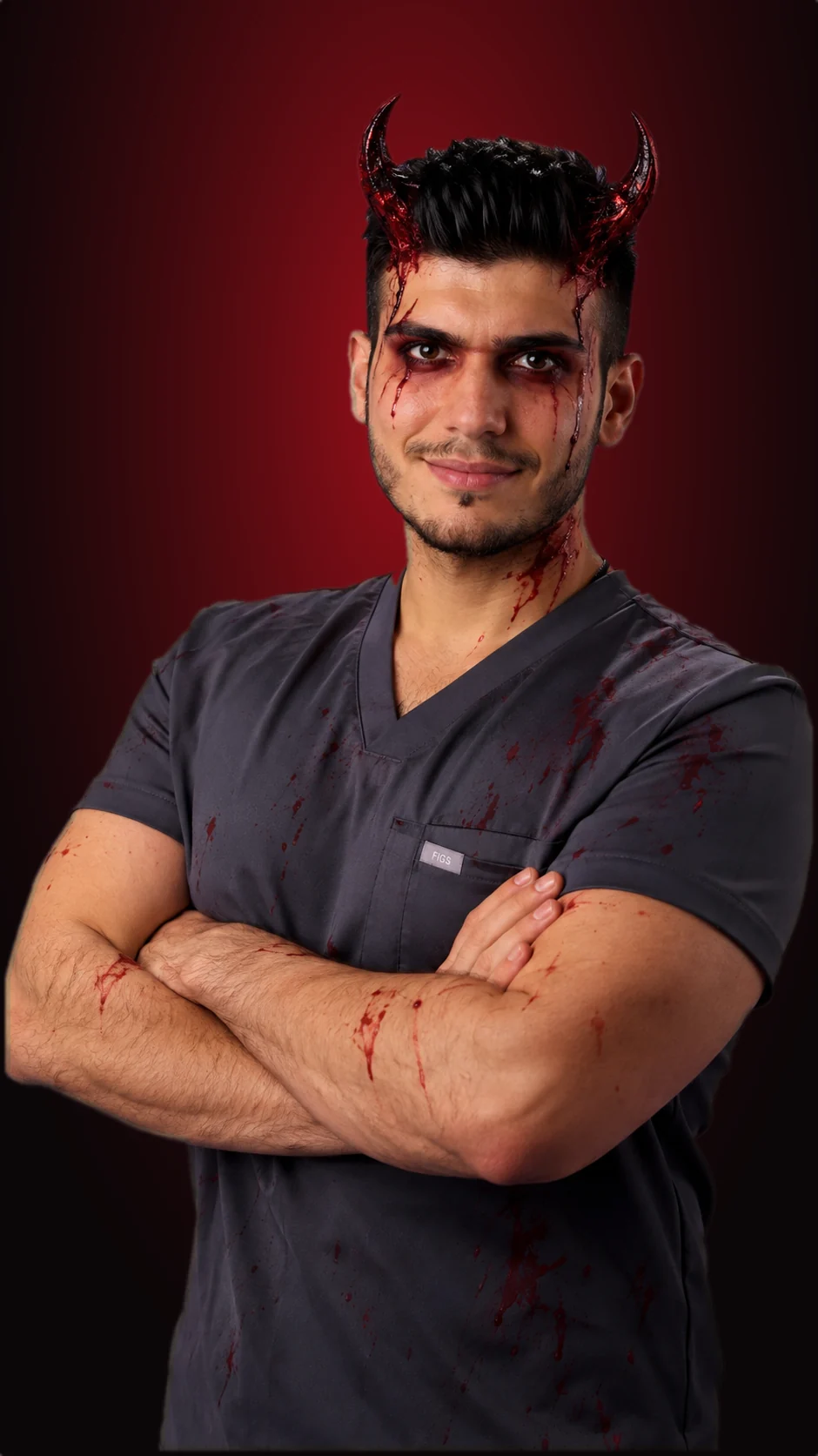 Hosein, unul dintre fondatorii SIMEDRA, în scrubs gri cu brațele încrucișate, în costum de Halloween